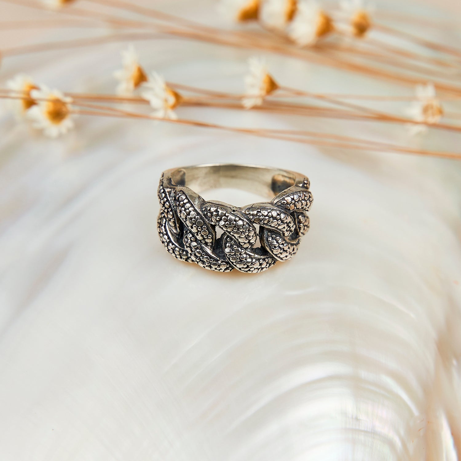 Ring met koordmotief