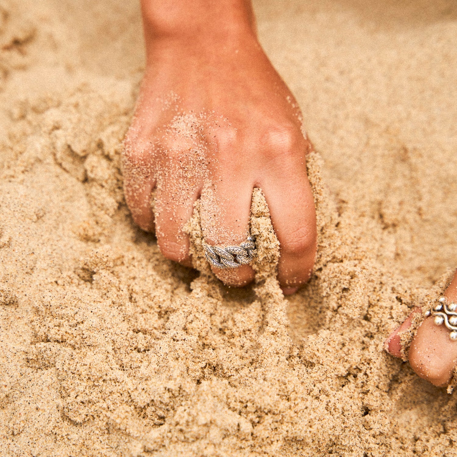 Ring met koordmotief