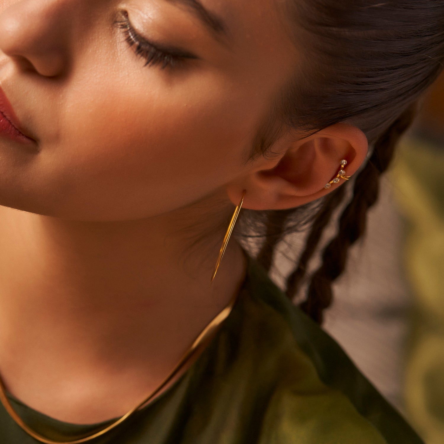 Doorlopende earcuff met vier zirkonia’s