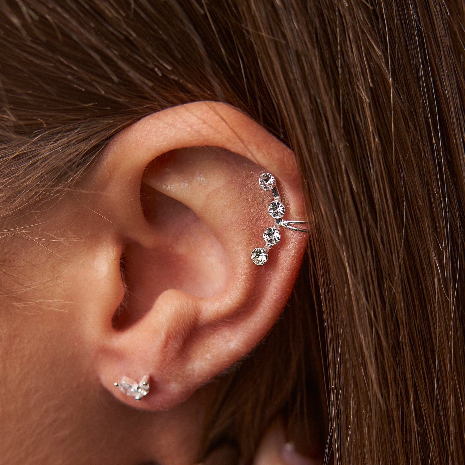 Doorlopende earcuff met vier zirkonia’s