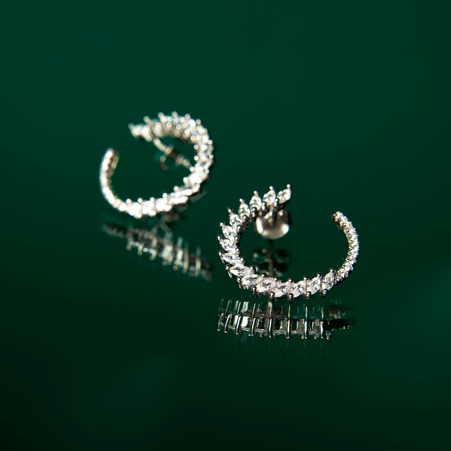 Oorbellen met twist-design en glans
