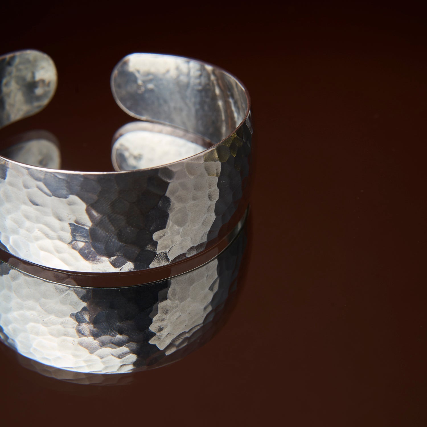 Armband met gehamerd effect
