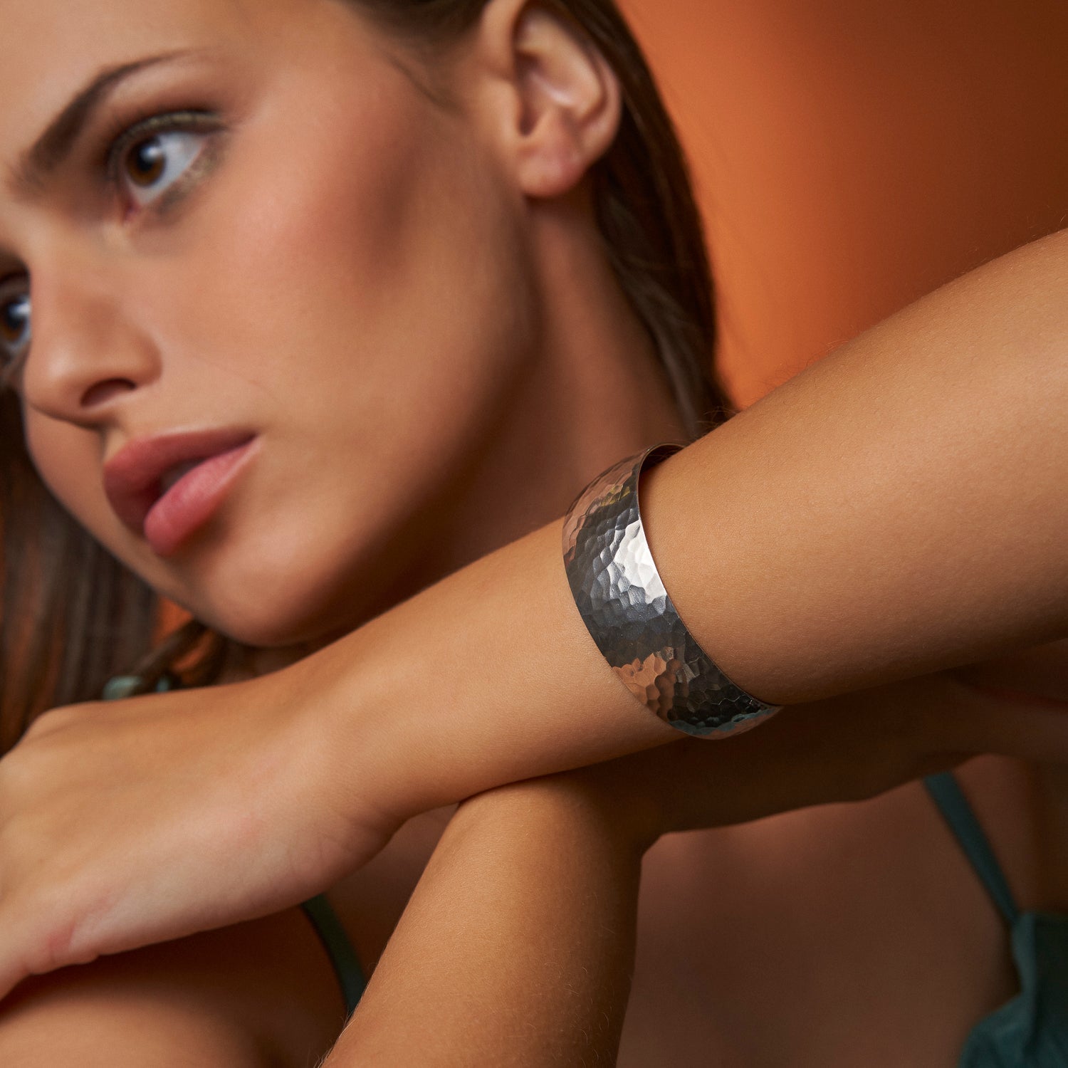 Armband met gehamerd effect