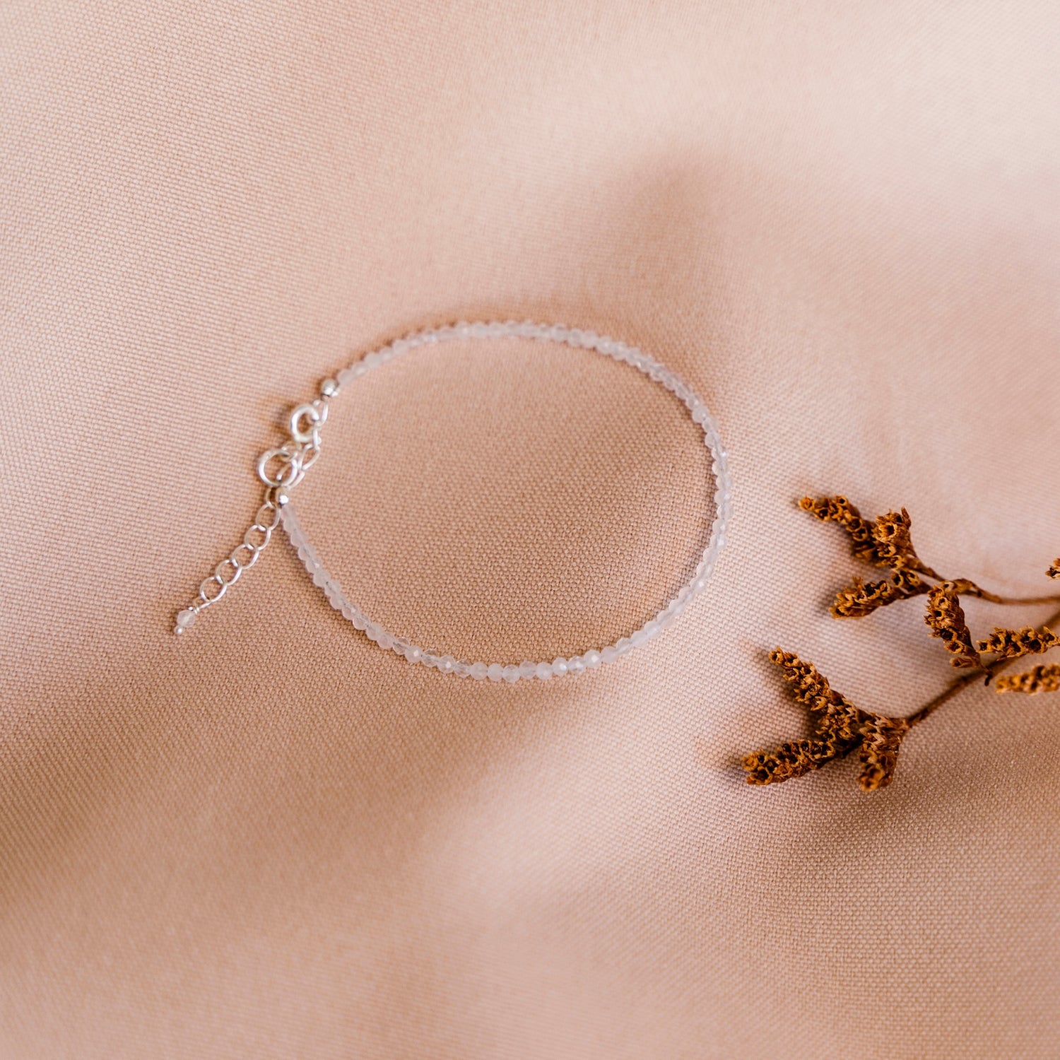 Armbanden met geslepen edelstenen