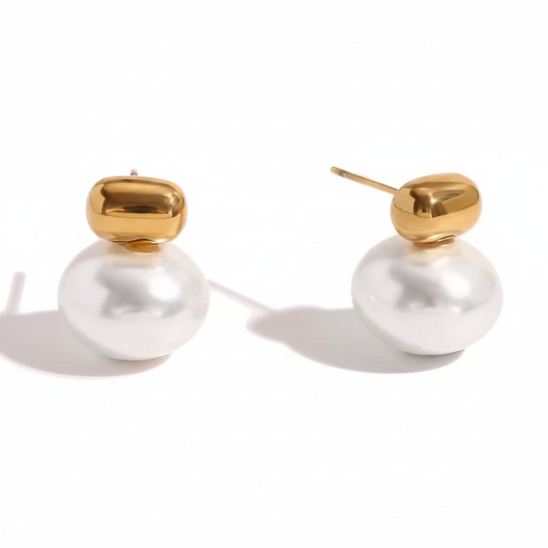 Oorbellen met gouden parel