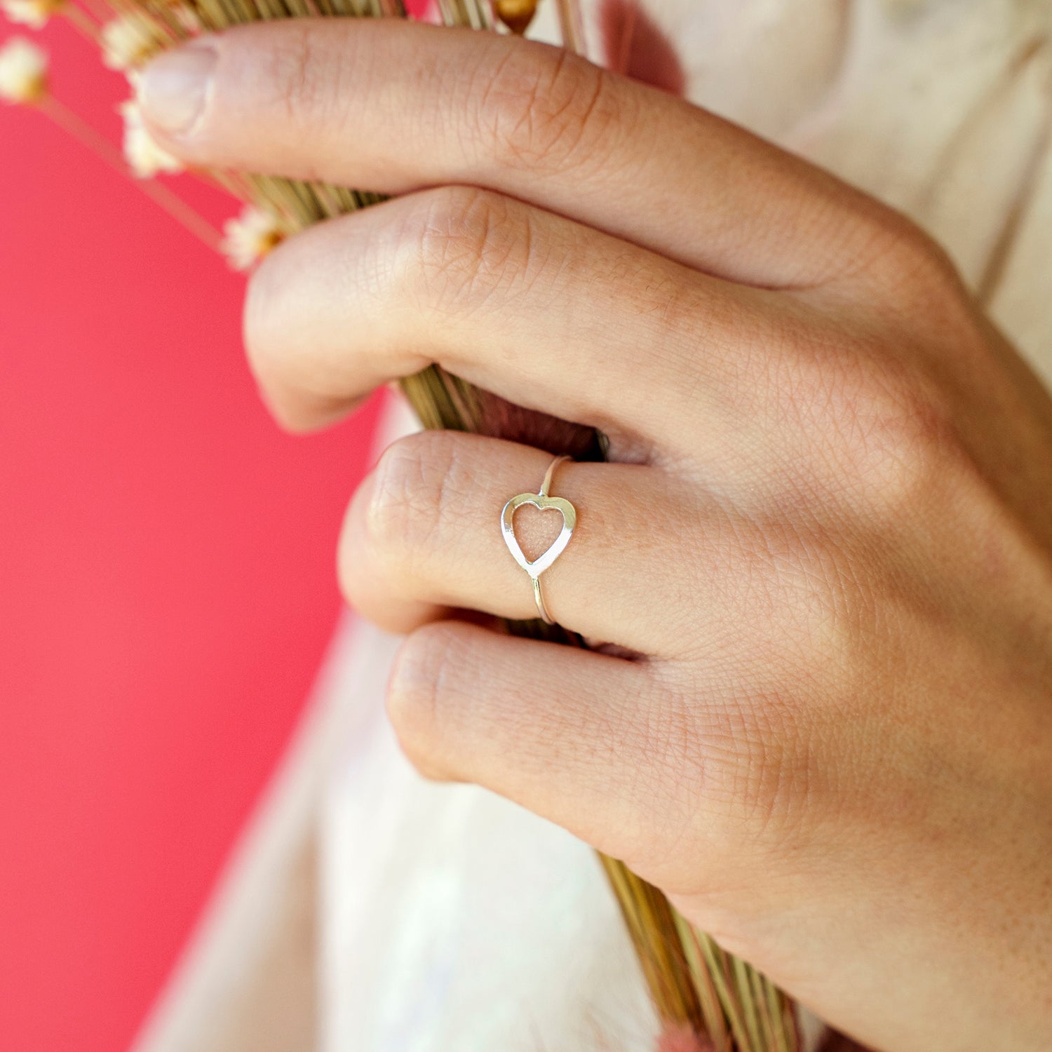 Ring met horizontaal hart en love
