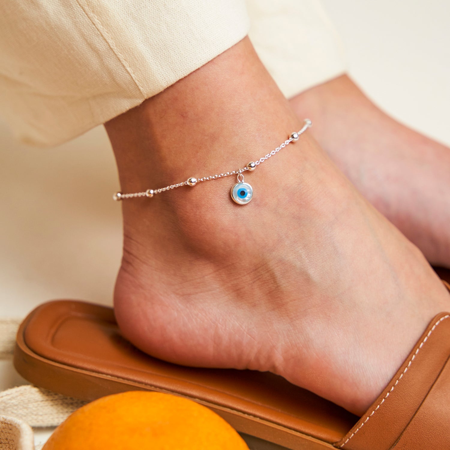 Enkelbandje met bolletjes en oog
