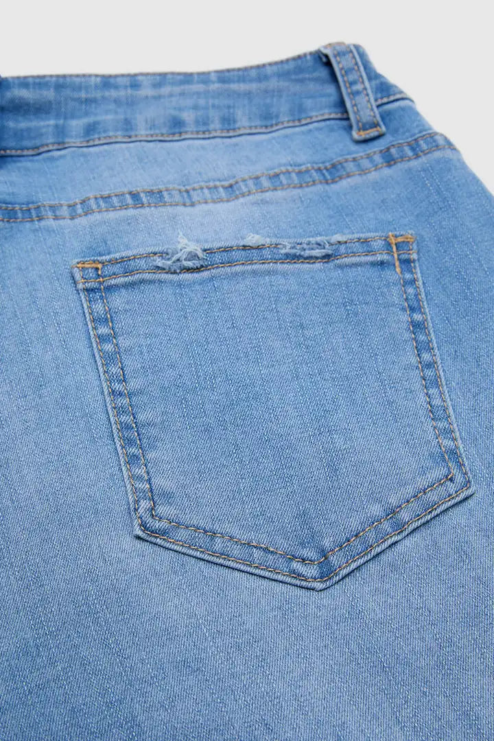 Zora - Cropped broek met rafelige zoom en scheurtjes