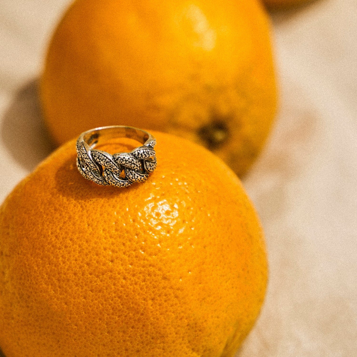 Ring met koordmotief