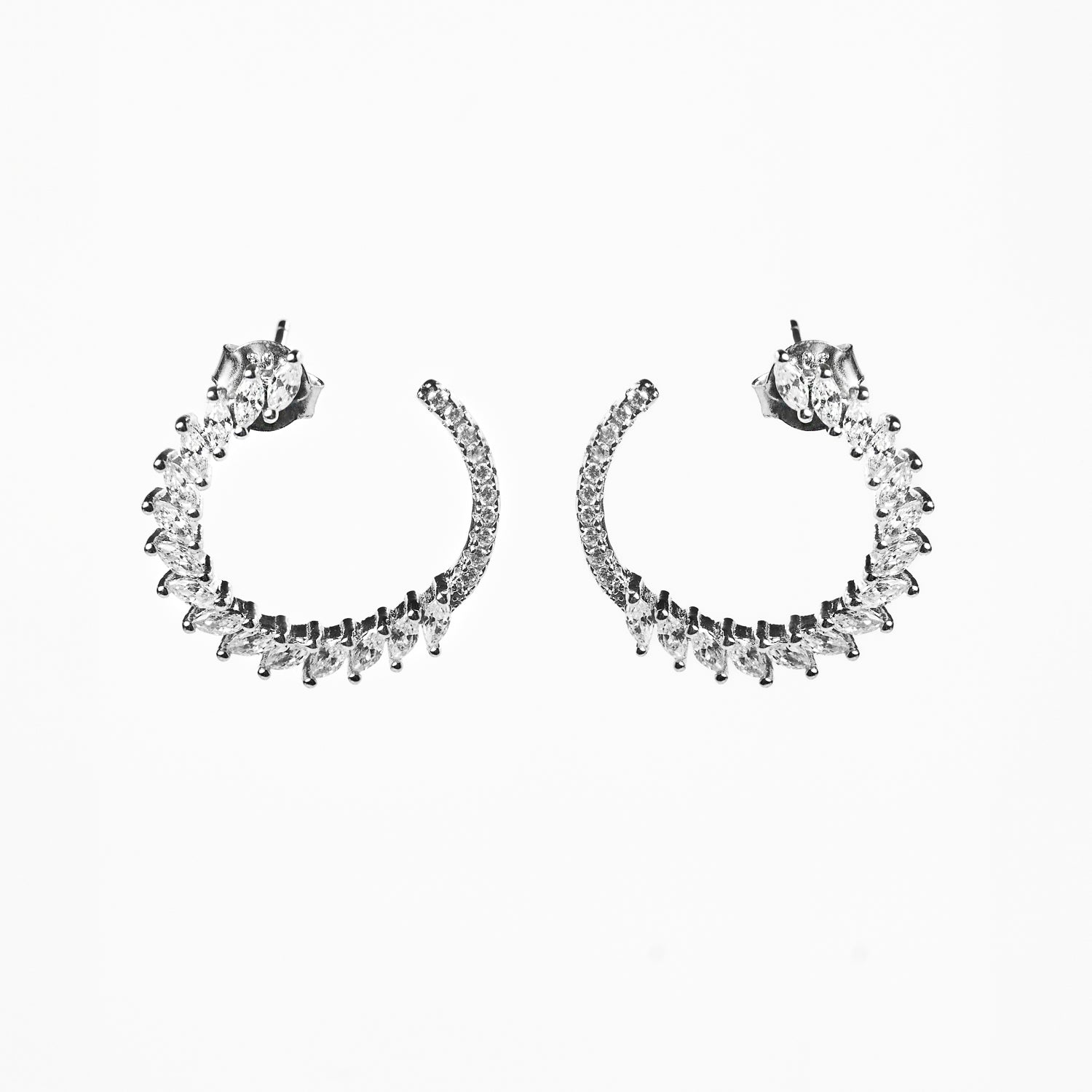Oorbellen met twist-design en glans