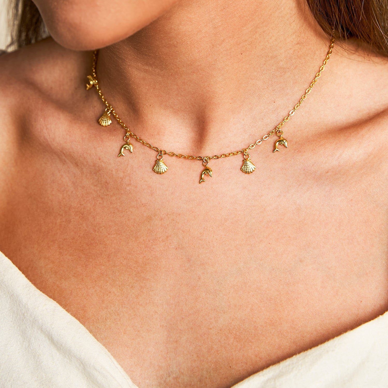 Ketting met schelpen en dolfijnen