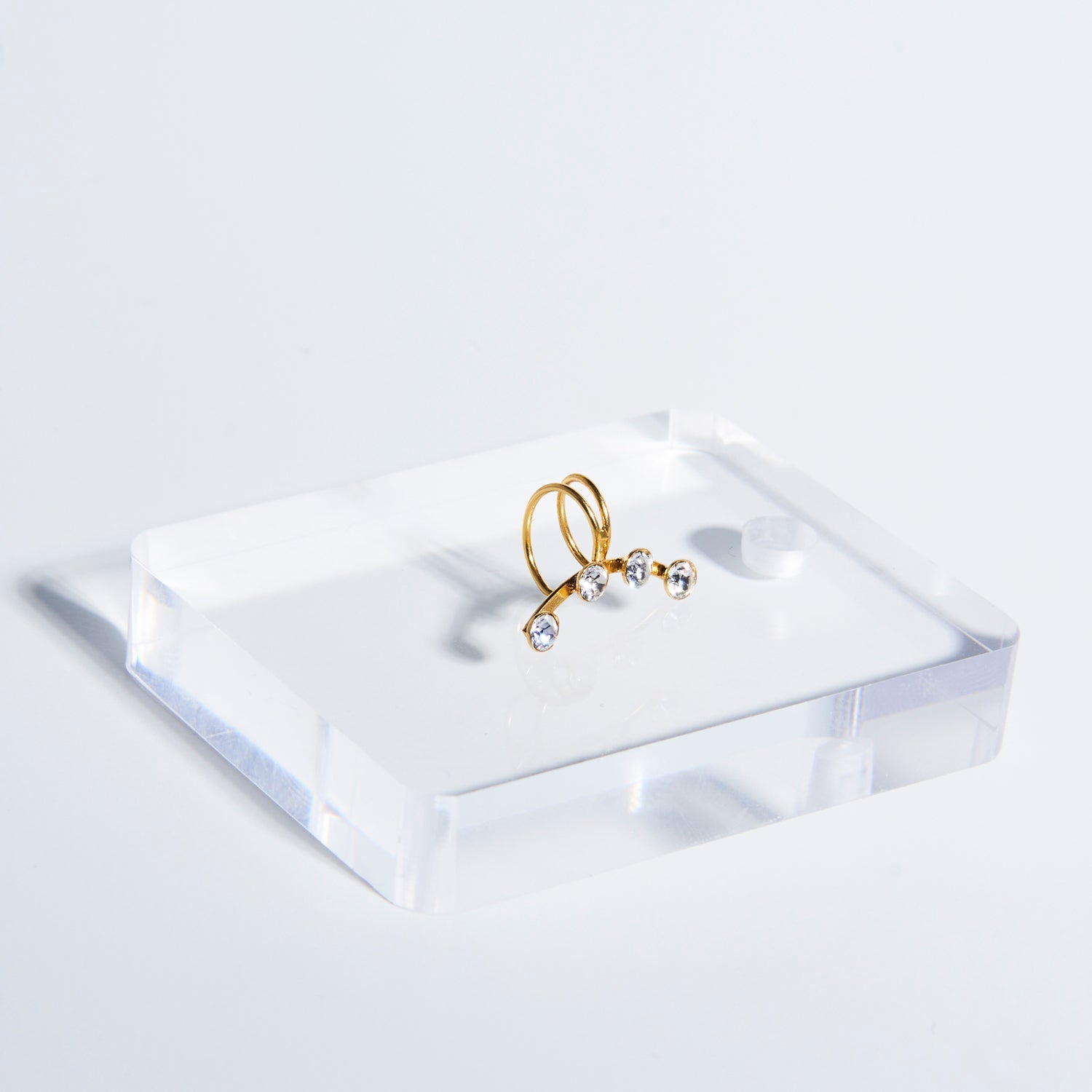 Doorlopende earcuff met vier zirkonia’s