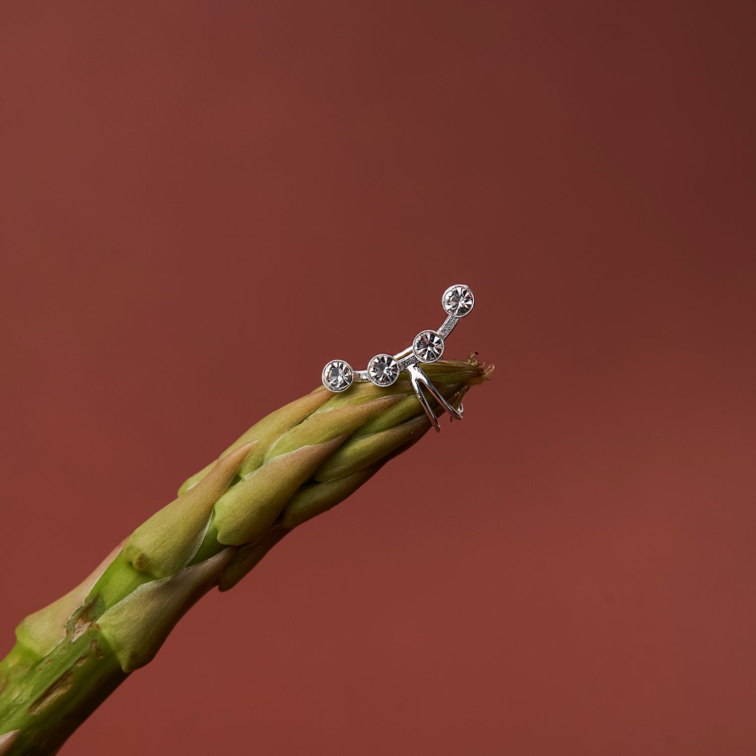 Doorlopende earcuff met vier zirkonia’s