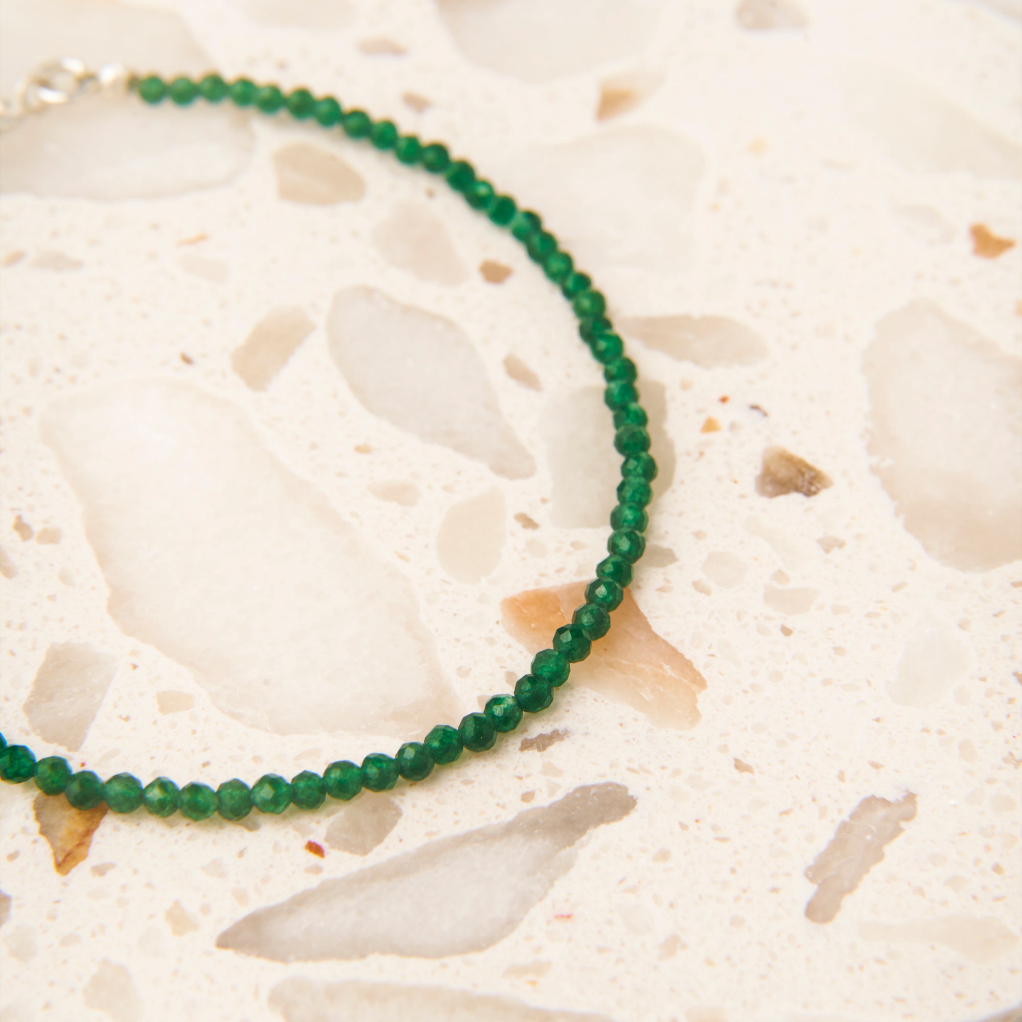 Armbanden met geslepen edelstenen