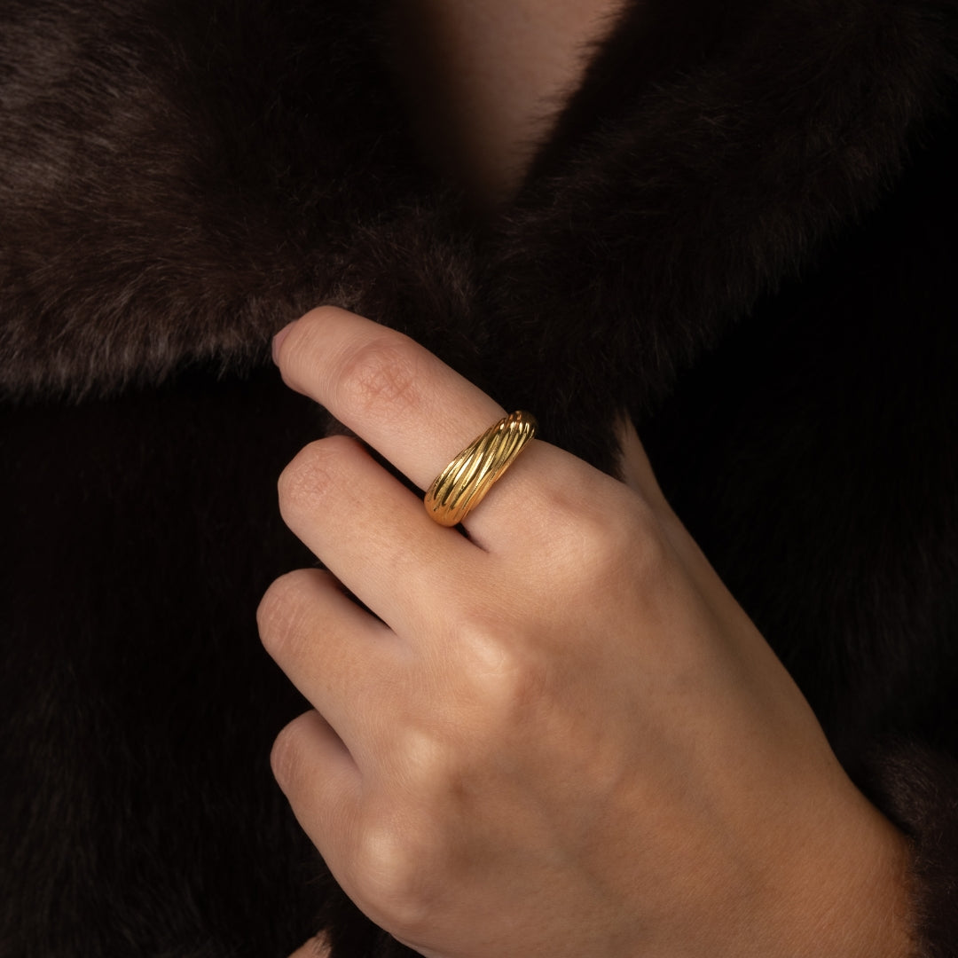 Ring met gedraaid tornado-design