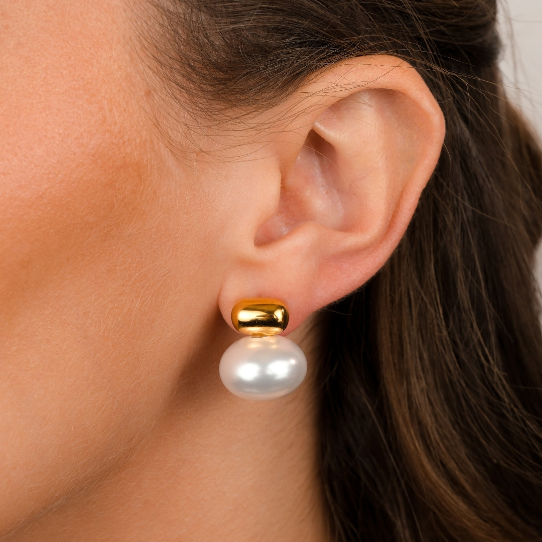 Oorbellen met gouden parel
